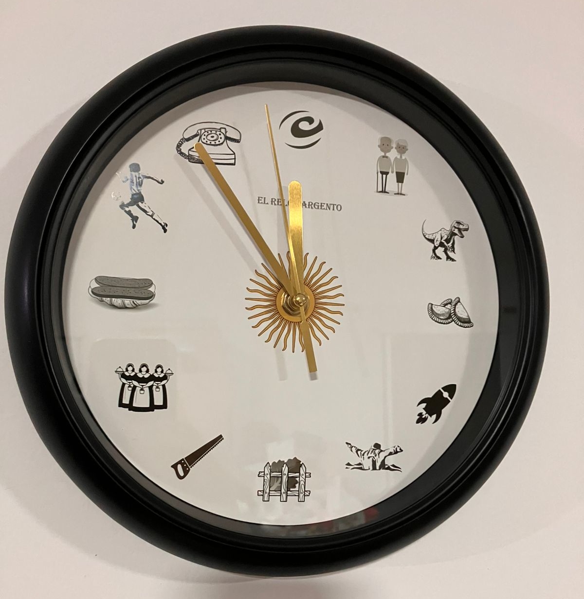 Sistema de China pero inventado en Funes: cómo es el reloj que marca la hora con frases icónicas argentinas